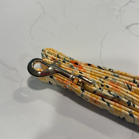 Floral leash and poop bag holder - Picture 4 of 7